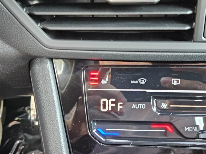 Volkswagen Jetta Vehicle Full-screen Gallery Image 14