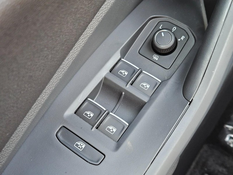 Volkswagen Jetta Vehicle Full-screen Gallery Image 15