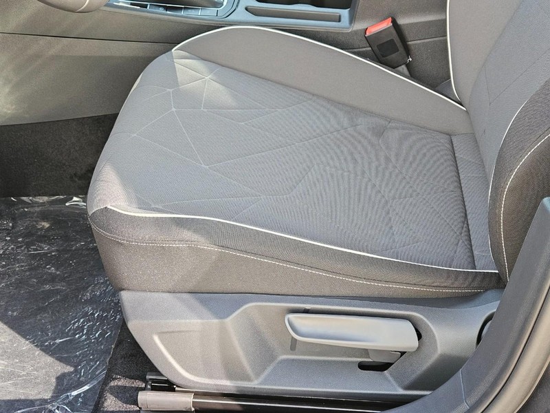 Volkswagen Jetta Vehicle Full-screen Gallery Image 16