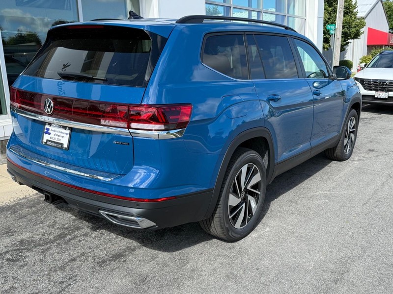 Volkswagen Atlas Vehicle Full-screen Gallery Image 3