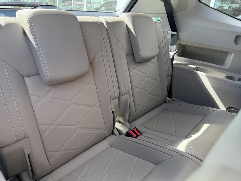 Volkswagen Atlas Vehicle Full-screen Gallery Image 5