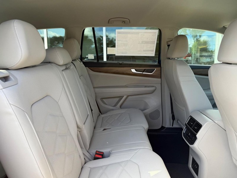 Volkswagen Atlas Vehicle Full-screen Gallery Image 6