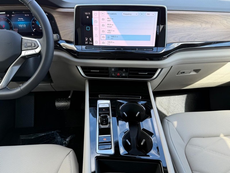 Volkswagen Atlas Vehicle Full-screen Gallery Image 7