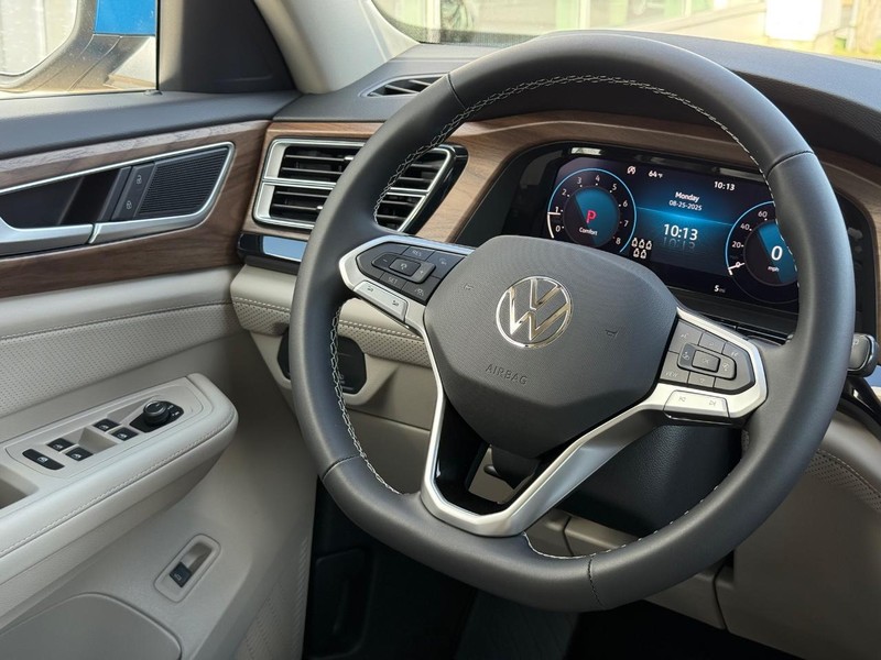 Volkswagen Atlas Vehicle Full-screen Gallery Image 10