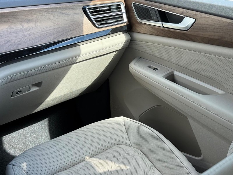 Volkswagen Atlas Vehicle Full-screen Gallery Image 11