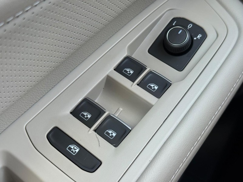 Volkswagen Atlas Vehicle Full-screen Gallery Image 16