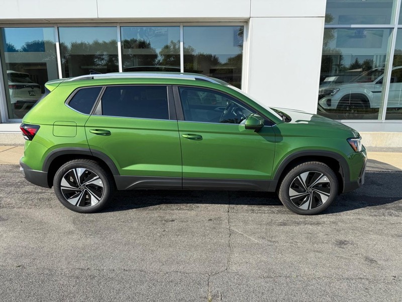 Volkswagen Taos Vehicle Full-screen Gallery Image 2