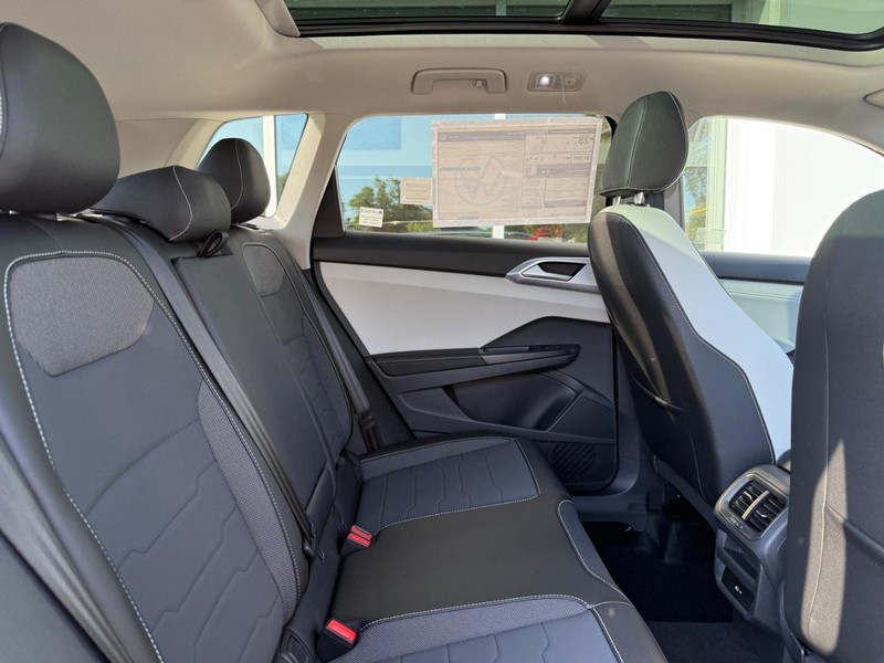 Volkswagen Taos Vehicle Full-screen Gallery Image 4