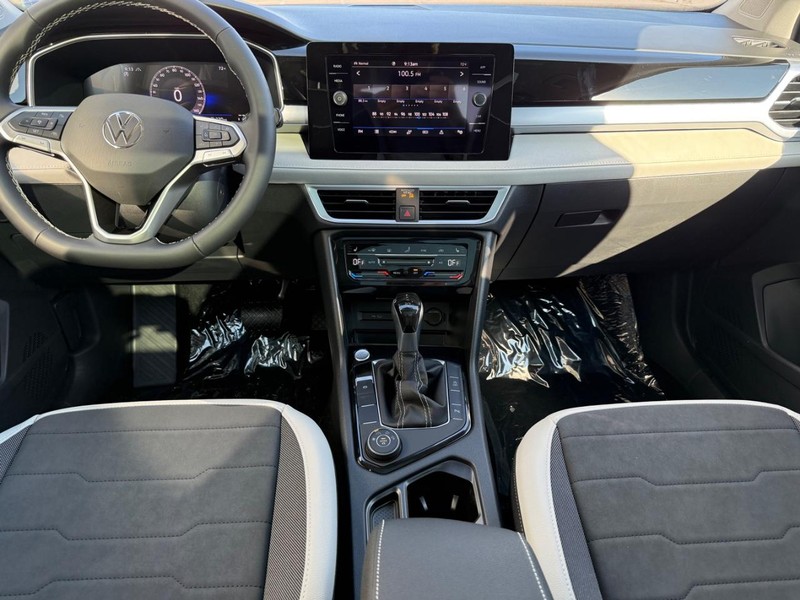 Volkswagen Taos Vehicle Full-screen Gallery Image 5