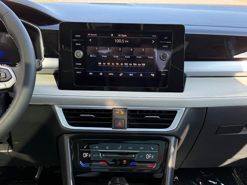 Volkswagen Taos Vehicle Full-screen Gallery Image 6