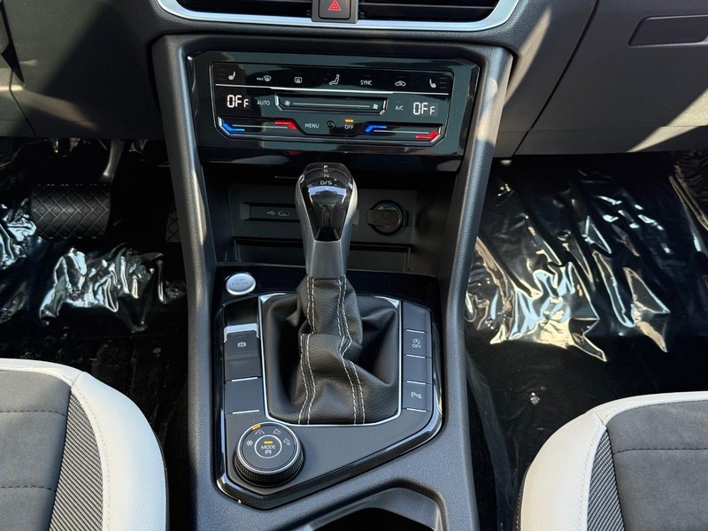 Volkswagen Taos Vehicle Full-screen Gallery Image 7