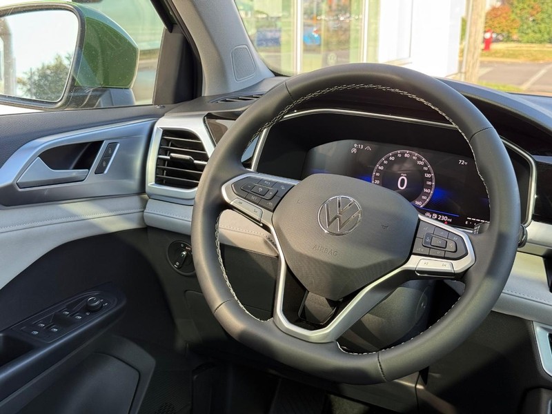 Volkswagen Taos Vehicle Full-screen Gallery Image 8