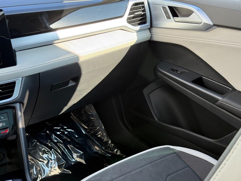 Volkswagen Taos Vehicle Full-screen Gallery Image 9