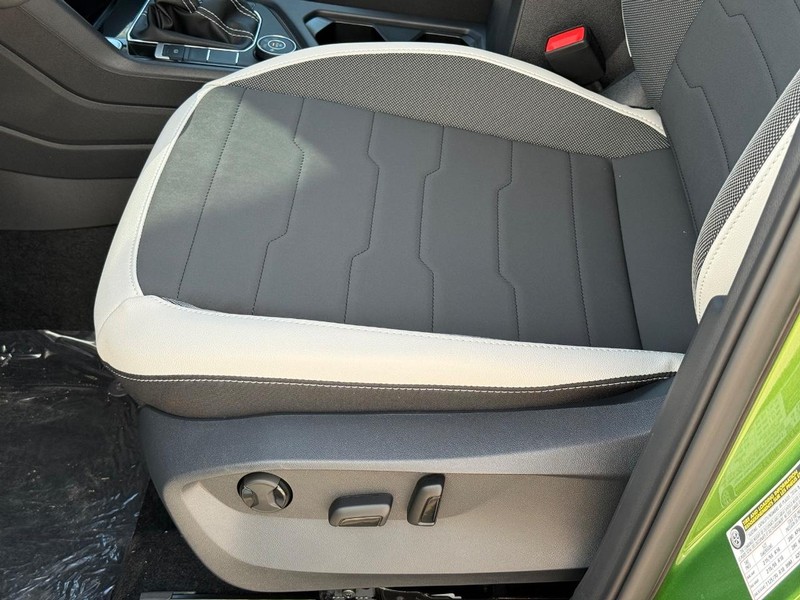 Volkswagen Taos Vehicle Full-screen Gallery Image 15