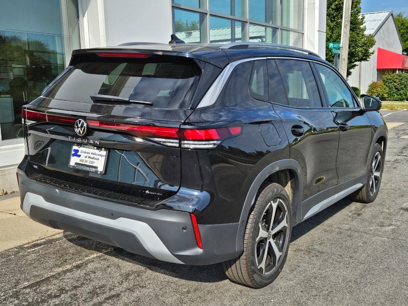 Volkswagen Tiguan Vehicle Full-screen Gallery Image 3