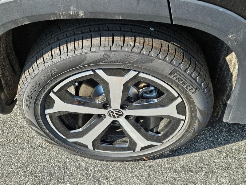 Volkswagen Tiguan Vehicle Full-screen Gallery Image 4