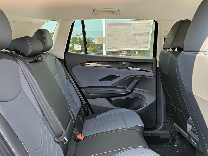 Volkswagen Tiguan Vehicle Full-screen Gallery Image 5