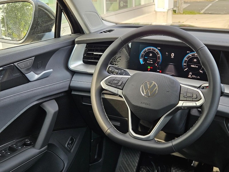 Volkswagen Tiguan Vehicle Full-screen Gallery Image 8