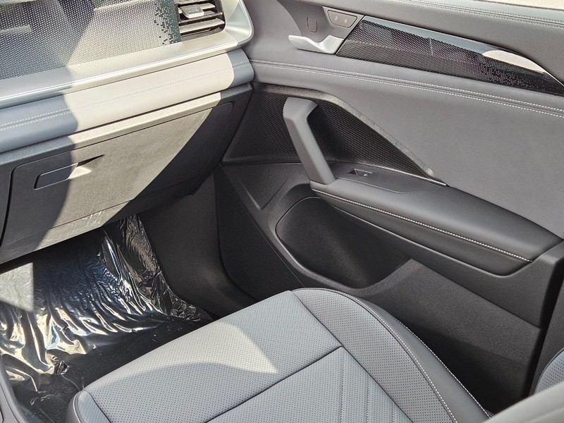 Volkswagen Tiguan Vehicle Full-screen Gallery Image 9