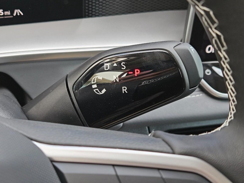 Volkswagen Tiguan Vehicle Full-screen Gallery Image 12