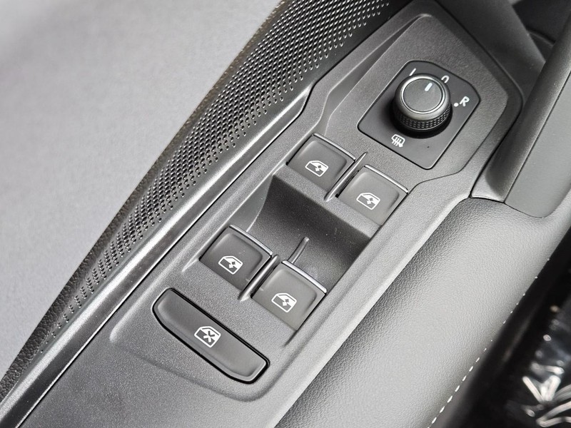 Volkswagen Tiguan Vehicle Full-screen Gallery Image 15