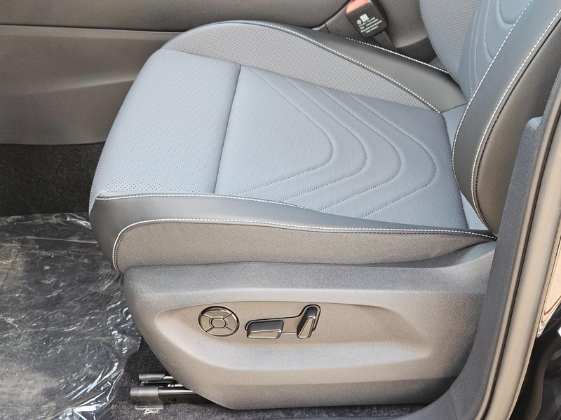 Volkswagen Tiguan Vehicle Full-screen Gallery Image 16