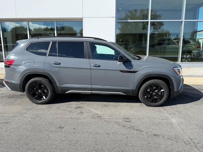 Volkswagen Atlas Vehicle Full-screen Gallery Image 2