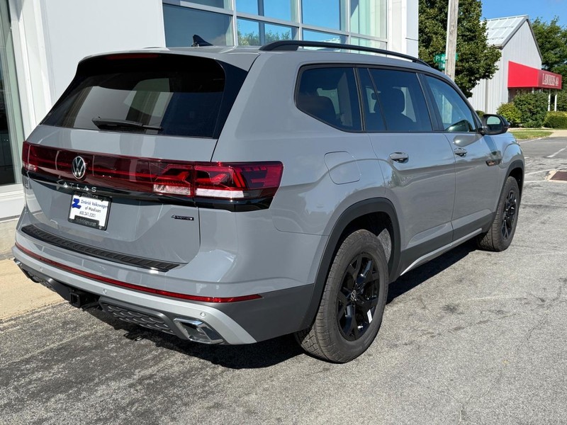 Volkswagen Atlas Vehicle Full-screen Gallery Image 3