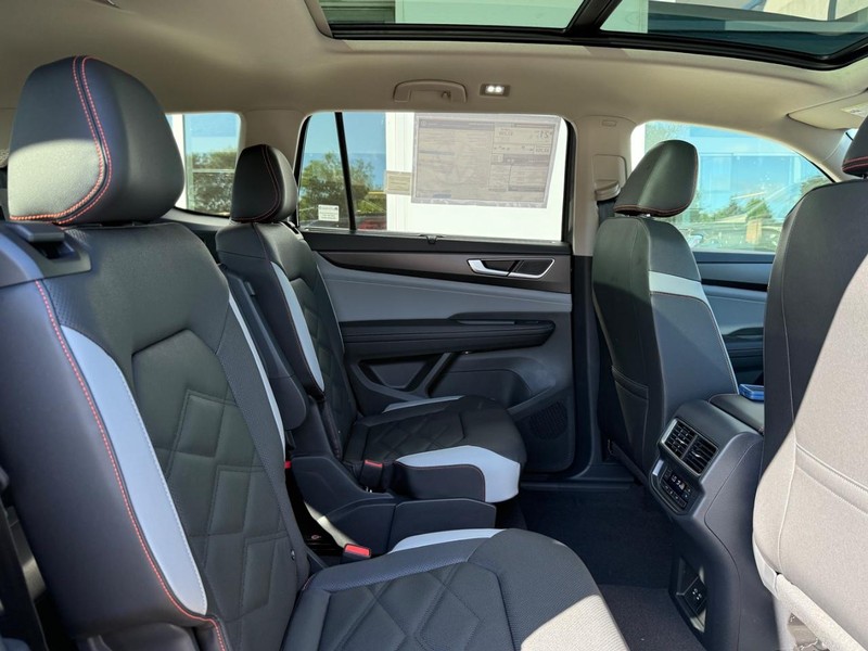 Volkswagen Atlas Vehicle Full-screen Gallery Image 5