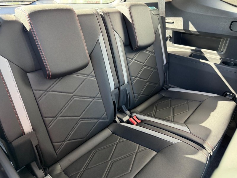 Volkswagen Atlas Vehicle Full-screen Gallery Image 6