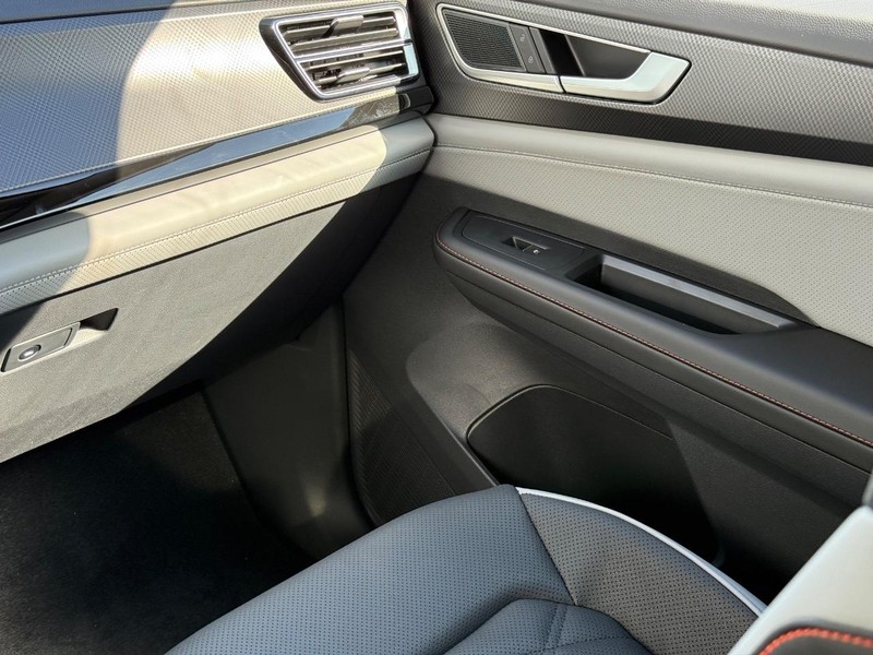 Volkswagen Atlas Vehicle Full-screen Gallery Image 10