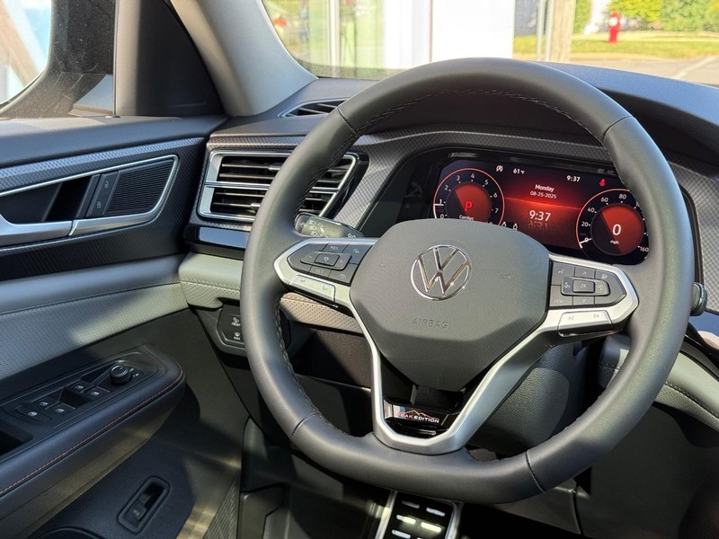 Volkswagen Atlas Vehicle Full-screen Gallery Image 11
