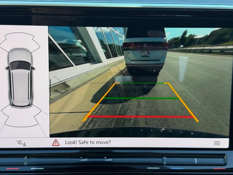 Volkswagen Atlas Vehicle Full-screen Gallery Image 15