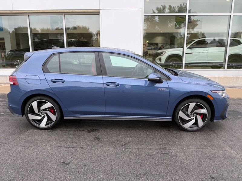 Volkswagen Golf GTI Vehicle Full-screen Gallery Image 2