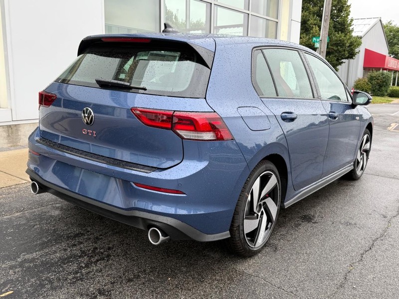 Volkswagen Golf GTI Vehicle Full-screen Gallery Image 3