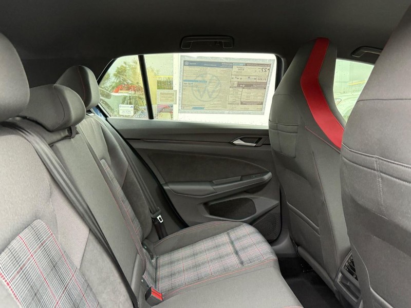 Volkswagen Golf GTI Vehicle Full-screen Gallery Image 4