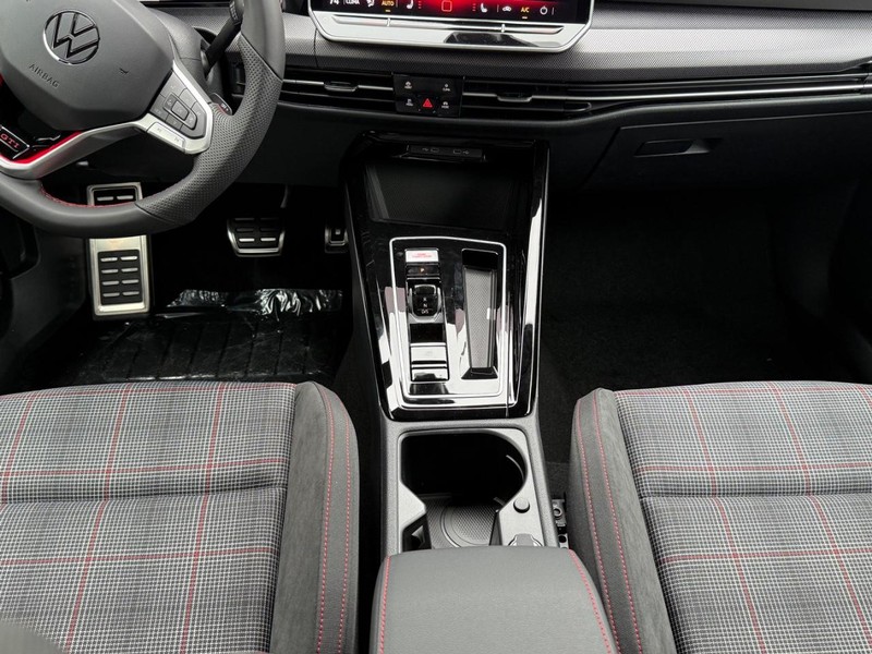 Volkswagen Golf GTI Vehicle Full-screen Gallery Image 5