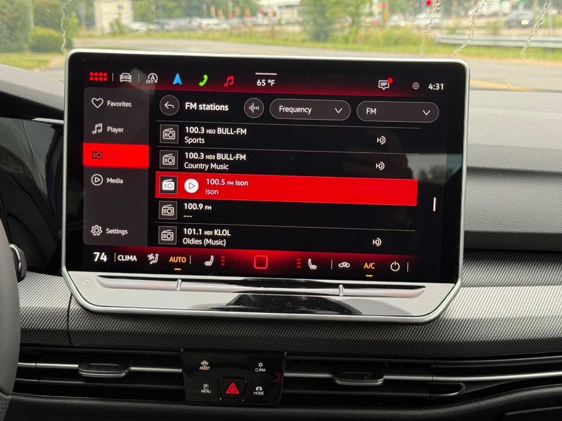 Volkswagen Golf GTI Vehicle Full-screen Gallery Image 6