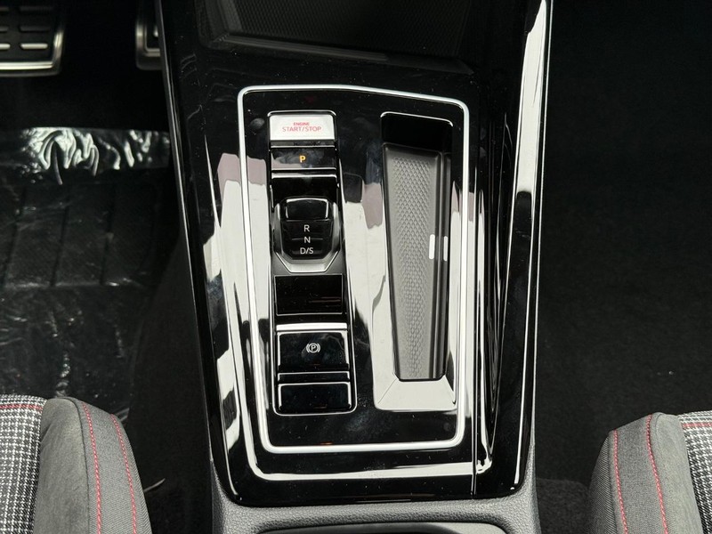 Volkswagen Golf GTI Vehicle Full-screen Gallery Image 7