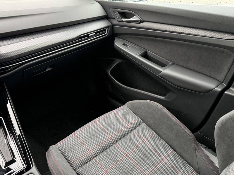 Volkswagen Golf GTI Vehicle Full-screen Gallery Image 8