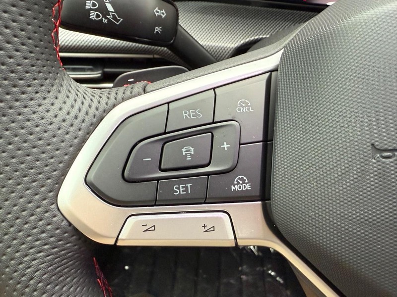 Volkswagen Golf GTI Vehicle Full-screen Gallery Image 9