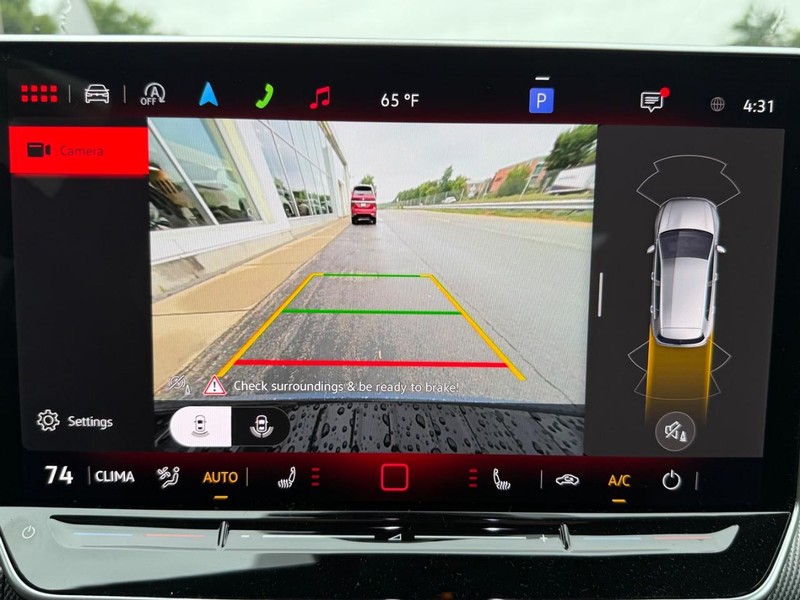 Volkswagen Golf GTI Vehicle Full-screen Gallery Image 11