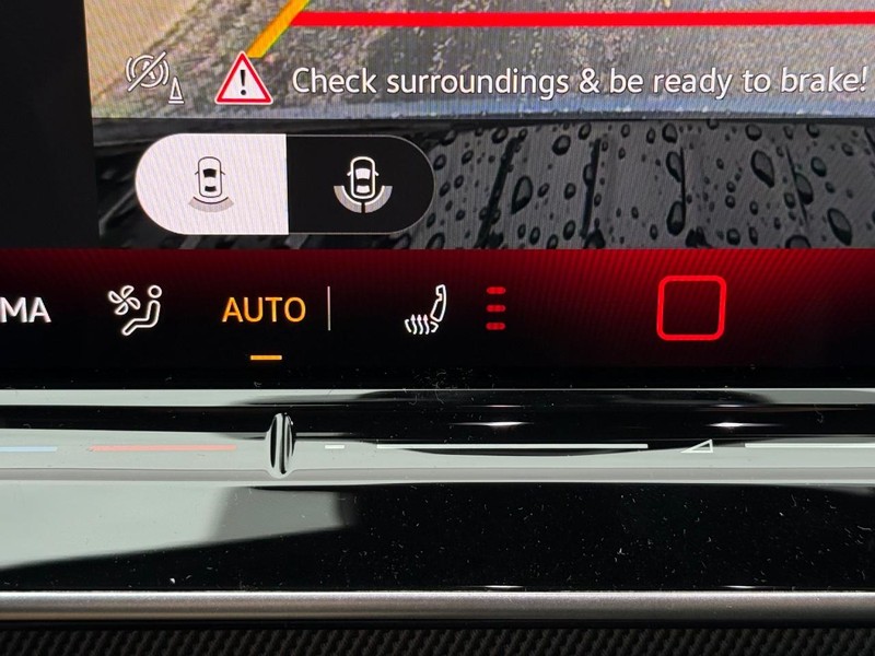 Volkswagen Golf GTI Vehicle Full-screen Gallery Image 12