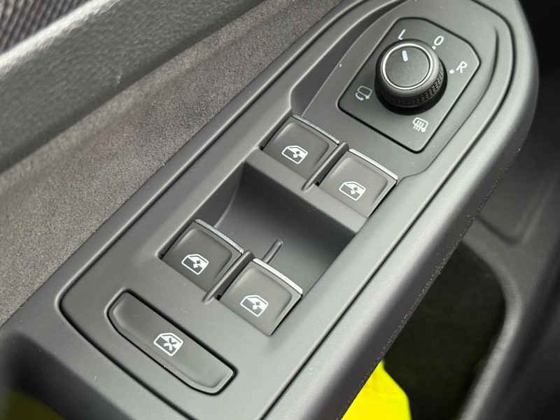 Volkswagen Golf GTI Vehicle Full-screen Gallery Image 13