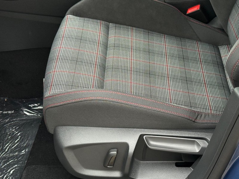 Volkswagen Golf GTI Vehicle Full-screen Gallery Image 14