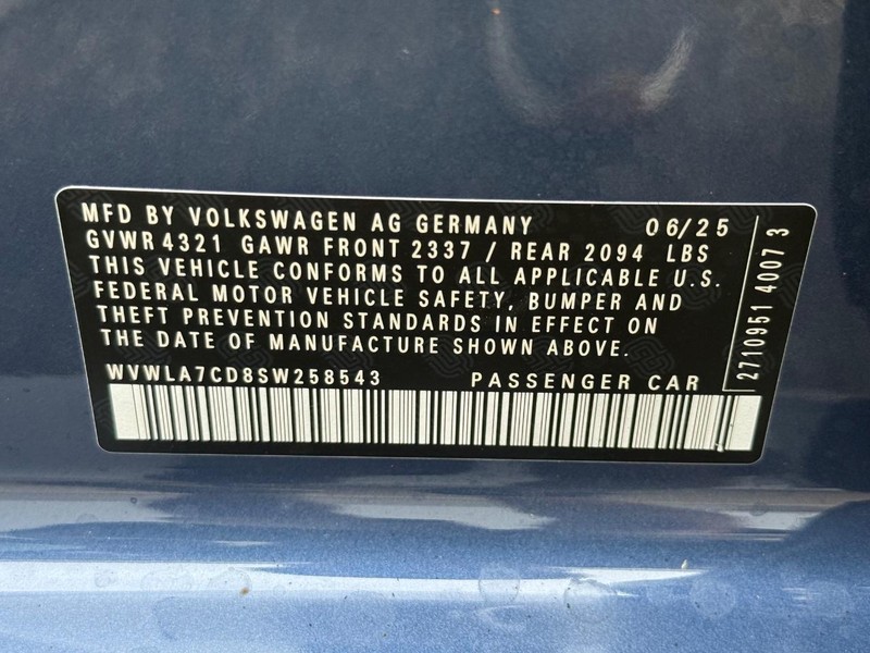 Volkswagen Golf GTI Vehicle Full-screen Gallery Image 15