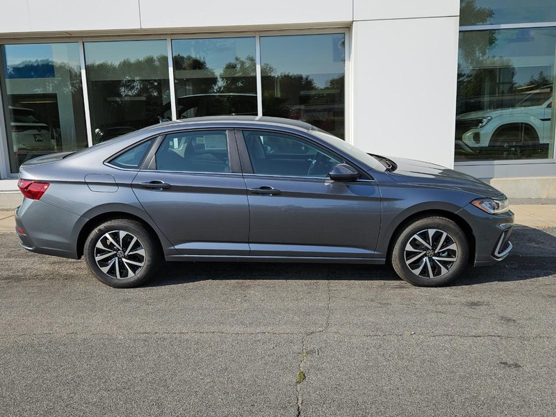 Volkswagen Jetta Vehicle Full-screen Gallery Image 2