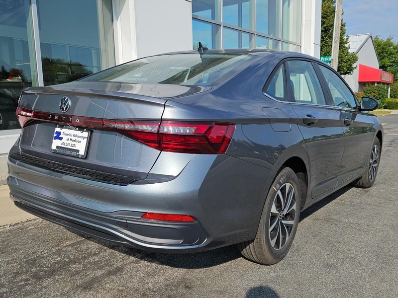 Volkswagen Jetta Vehicle Full-screen Gallery Image 3