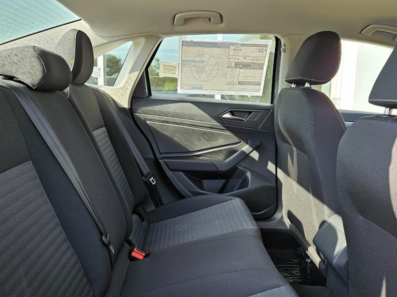 Volkswagen Jetta Vehicle Full-screen Gallery Image 5