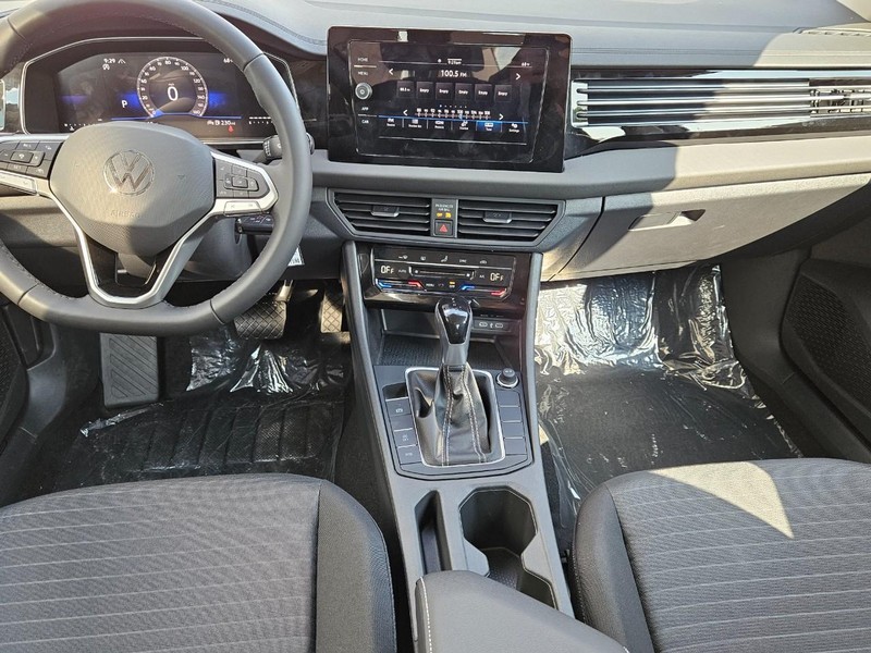 Volkswagen Jetta Vehicle Full-screen Gallery Image 6